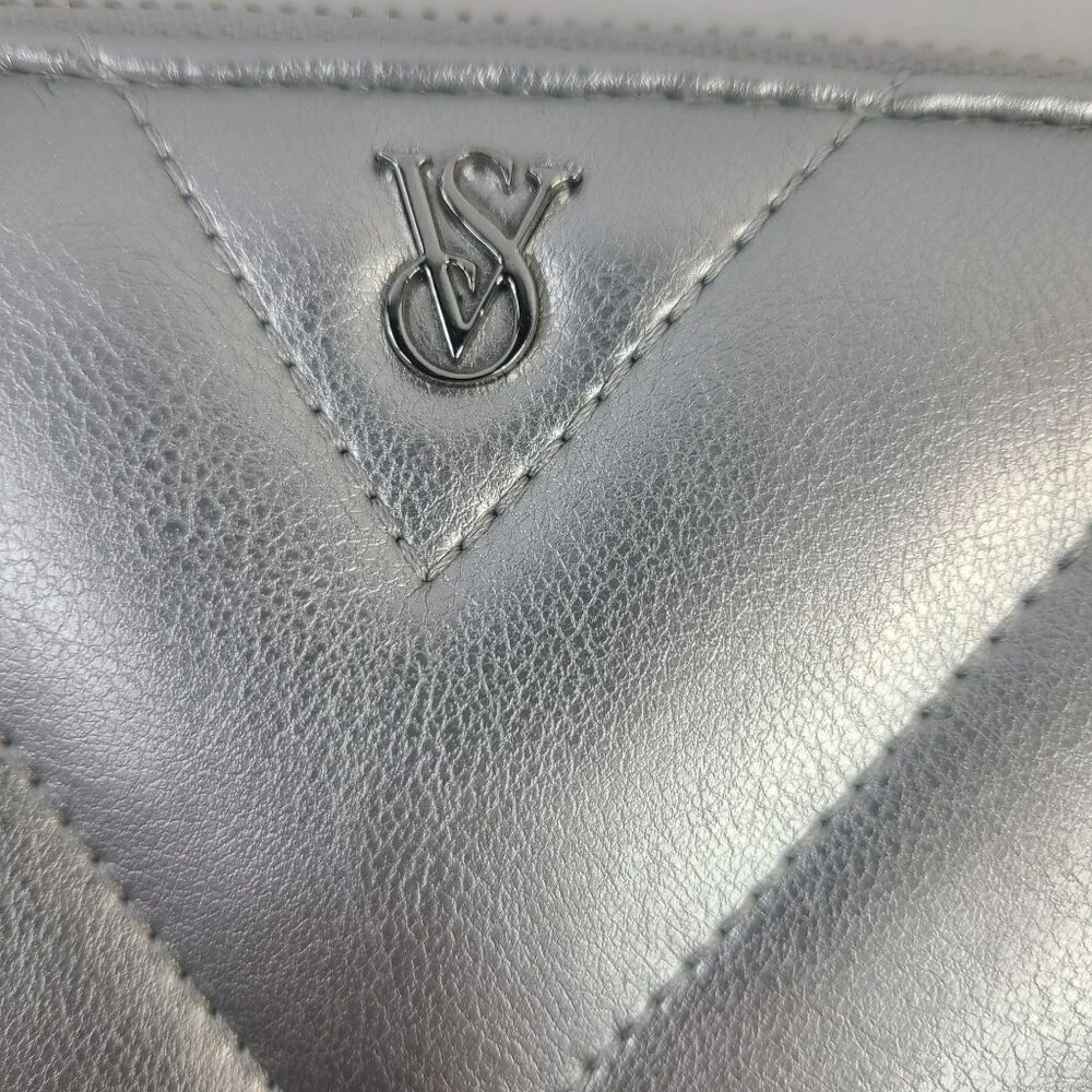 NWOT Victorias Secret Silver Quilted Zip-Around Wallet With Chevron Design - Picture 2 of 7